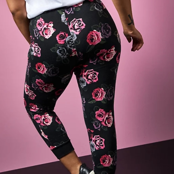 🆕BETSEY JOHNSON CLASSIC FIT CROP ACTIVE JOGGER - Picture 2 of 5